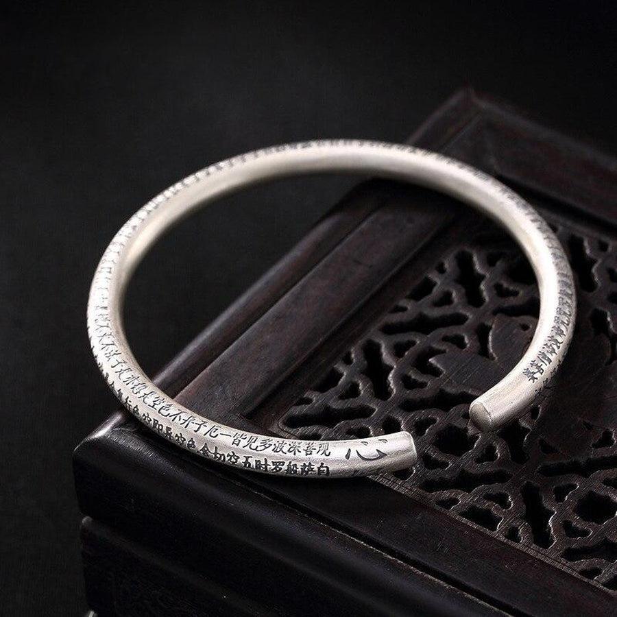 Détail de la gravure bouddhiste sur le bracelet en argent