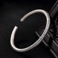 Vue rapprochée du bracelet jonc en argent avec inscriptions