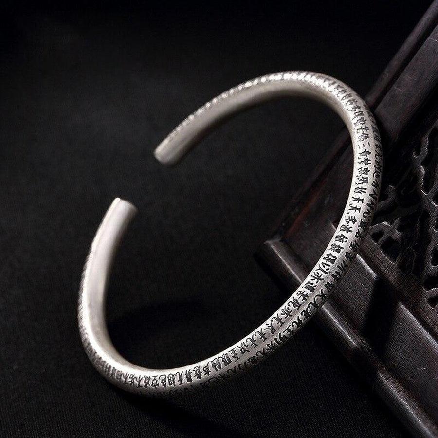 Vue rapprochée du bracelet jonc en argent avec inscriptions