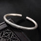 Vue d'ensemble du bracelet bouddhiste en argent gravé