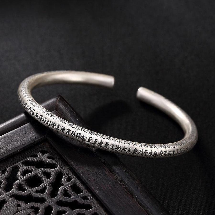 Vue d'ensemble du bracelet bouddhiste en argent gravé