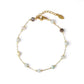 Vue rapprochée des pierres d'amazonite sur le bracelet