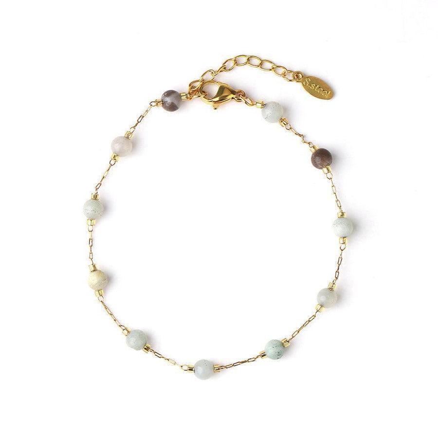 Vue rapprochée des pierres d'amazonite sur le bracelet