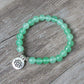 Bracelet aventurine verte avec pendentif lotus en gros plan