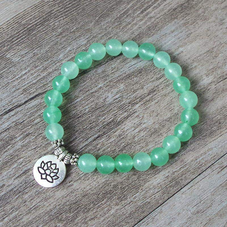 Bracelet aventurine verte avec pendentif lotus en gros plan
