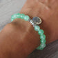 Vue latérale du bracelet aventurine et pendentif fleur de lotus
