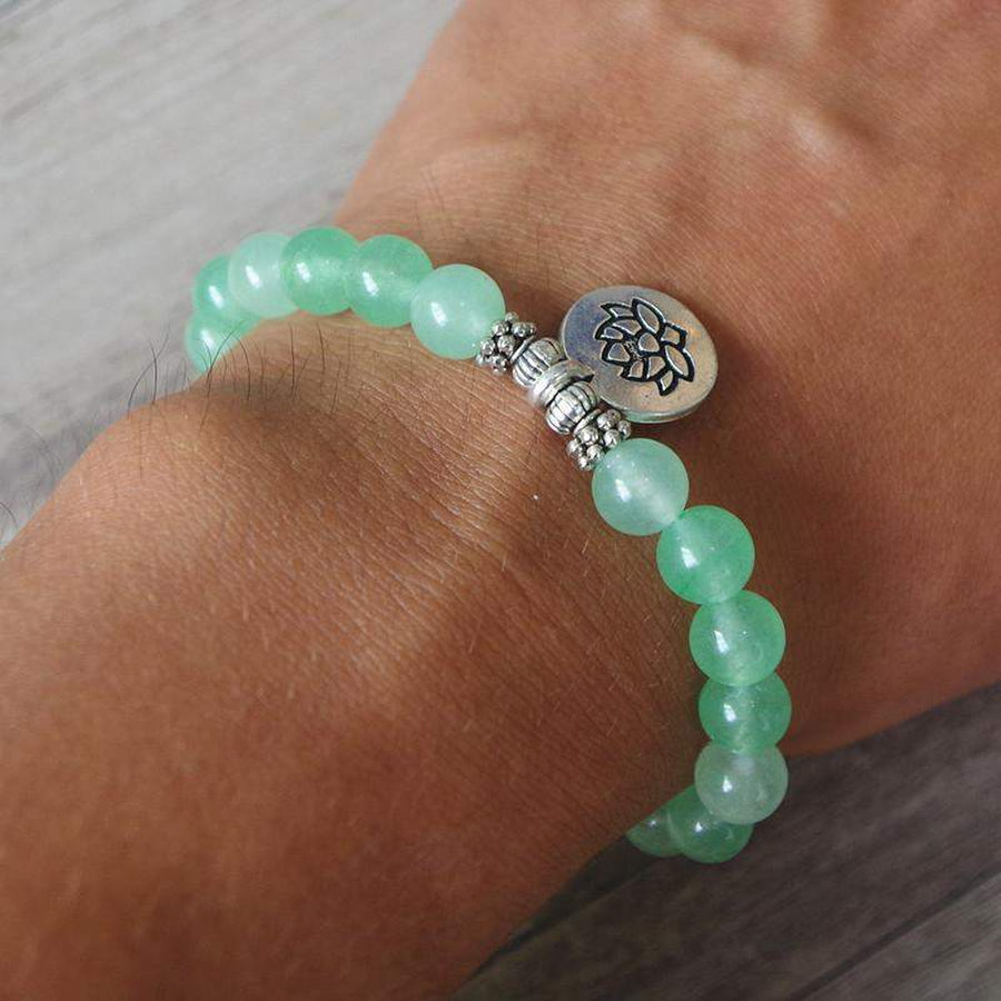 Vue latérale du bracelet aventurine et pendentif fleur de lotus