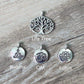 Détail des perles d'aventurine verte et pendentif lotus
