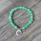 Bracelet aventurine verte posé sur une surface en bois