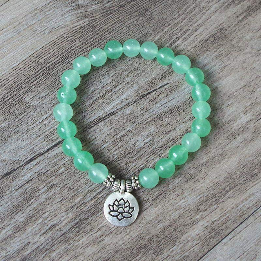 Bracelet aventurine verte posé sur une surface en bois