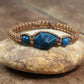 Bracelet macramé avec perles d'apatite bleue en gros plan
