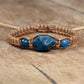 Vue latérale du bracelet macramé et apatite sur fond neutre