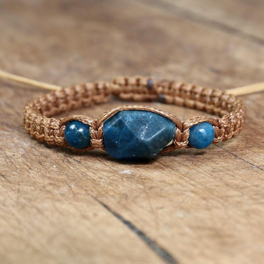 Vue latérale du bracelet macramé et apatite sur fond neutre