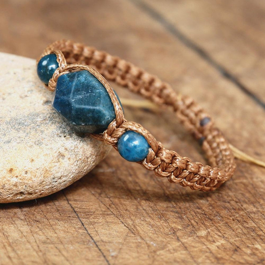 Bracelet artisanal en macramé et apatite posé sur une surface