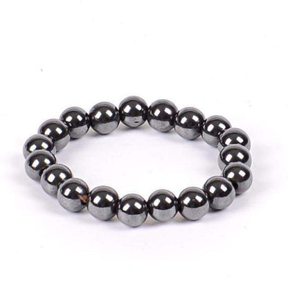 Bracelet en hématite enroulé, montrant sa texture métallique