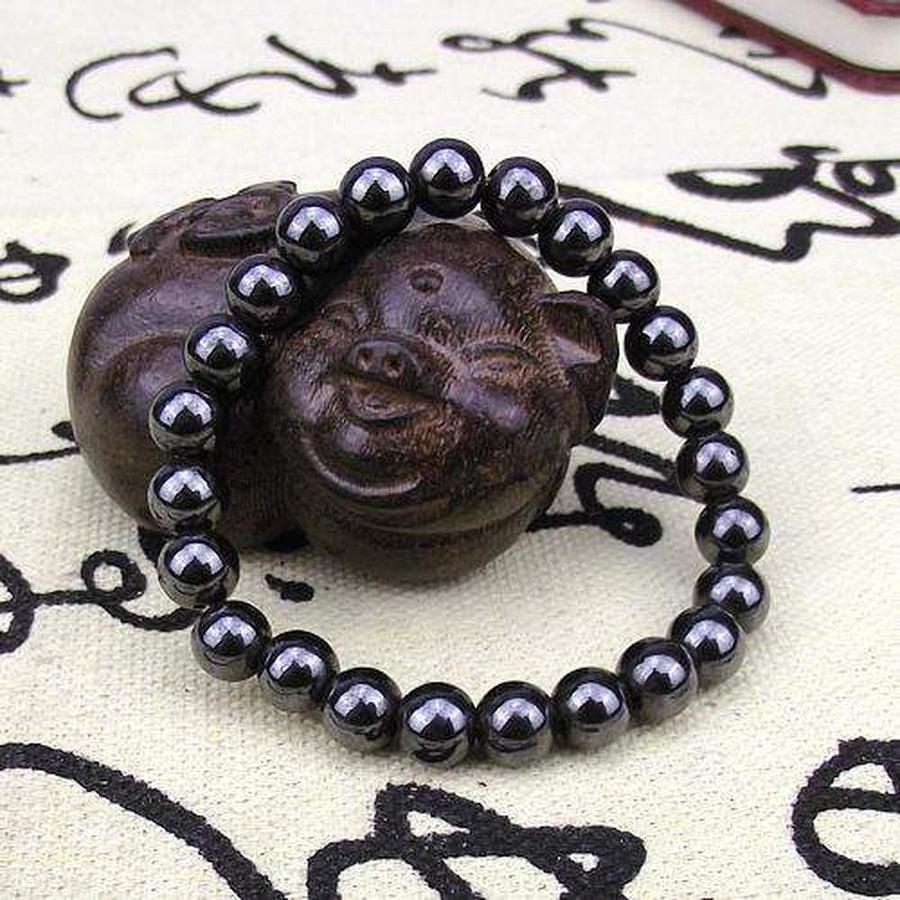 Bracelet en hématite avec perles brillantes sur fond blanc