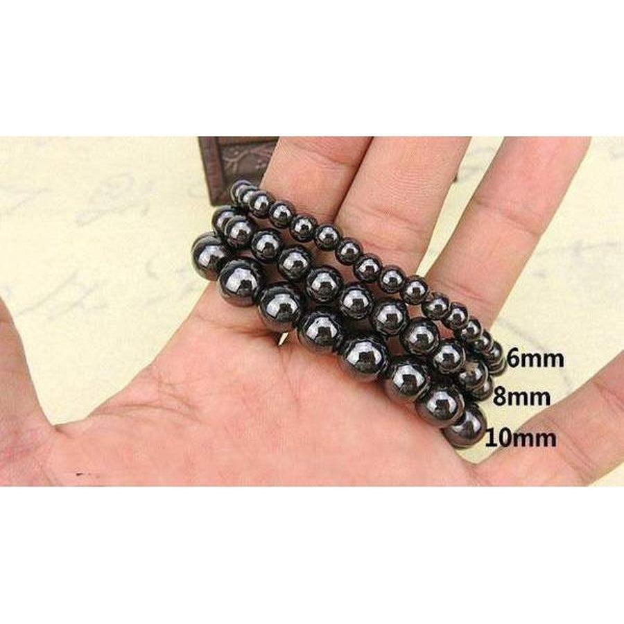 Gros plan sur les perles d'hématite du bracelet magnétique