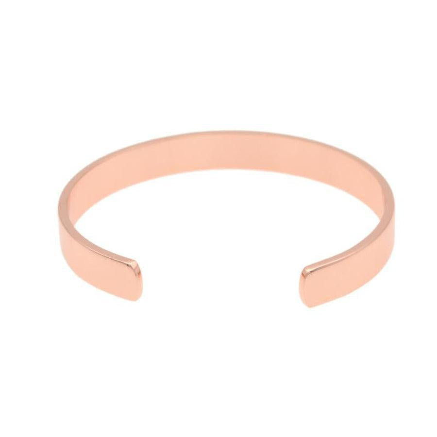 Gros plan sur les aimants du bracelet en cuivre