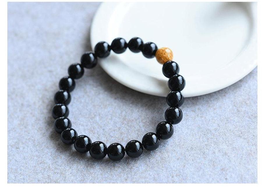 Vue latérale du bracelet en perles d'onyx noir
