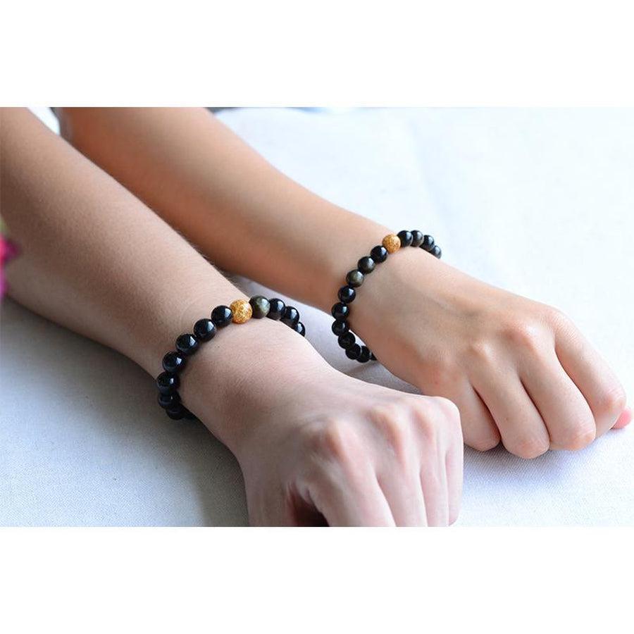 Détail des perles d'onyx noir et de la perle pailletée