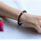 Bracelet élégant en onyx noir posé sur une surface claire