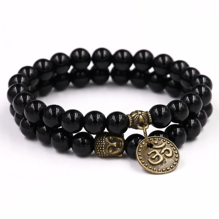 Gros plan sur le charme Bouddha du bracelet