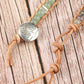 Détail du fermoir gravé d'un Arbre de vie sur le bracelet