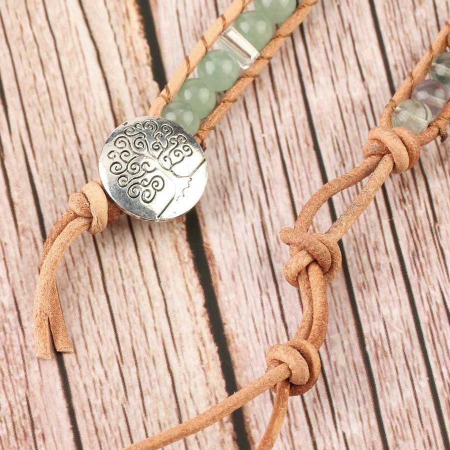 Détail du fermoir gravé d'un Arbre de vie sur le bracelet