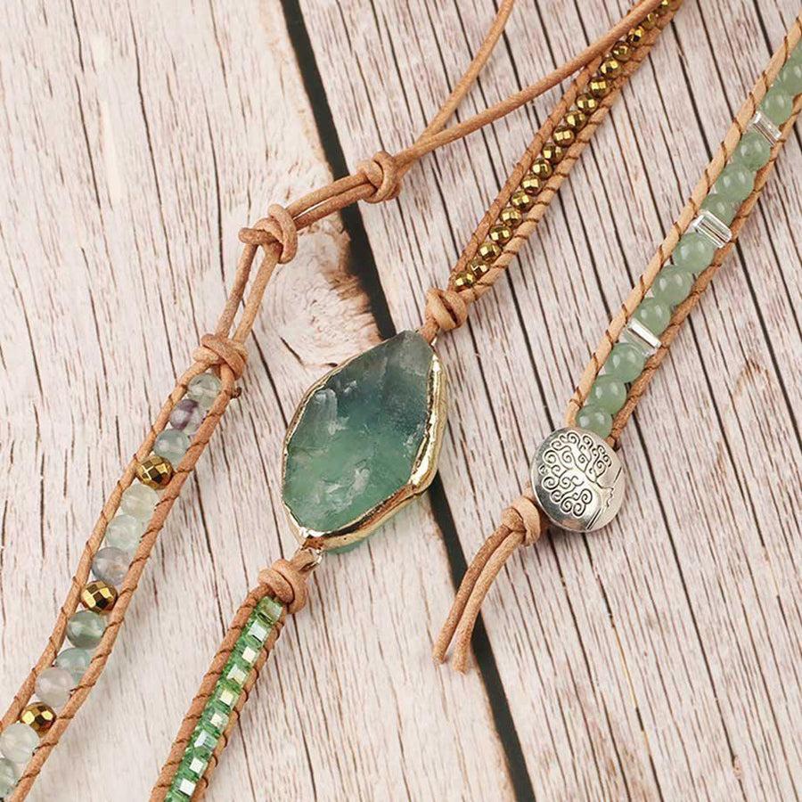 Vue rapprochée des pierres de fluorite aux teintes variées