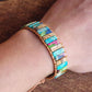Gros plan sur les pierres de jaspe polies du bracelet