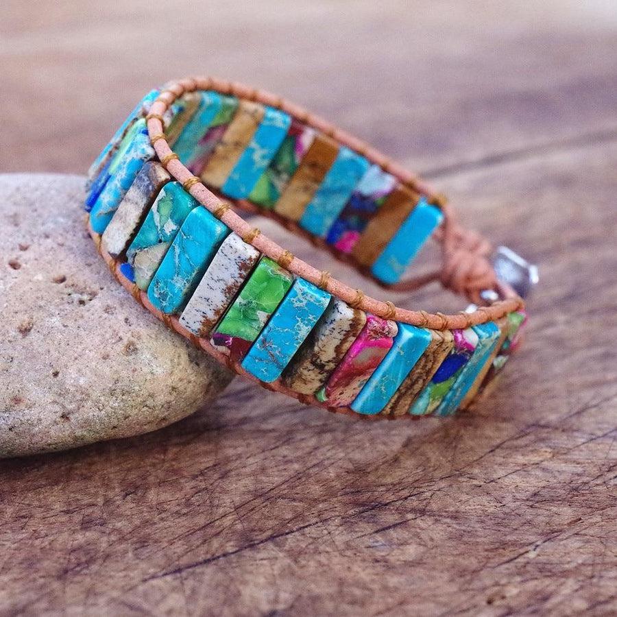 Vue d'ensemble du bracelet en jaspe sur cuir beige