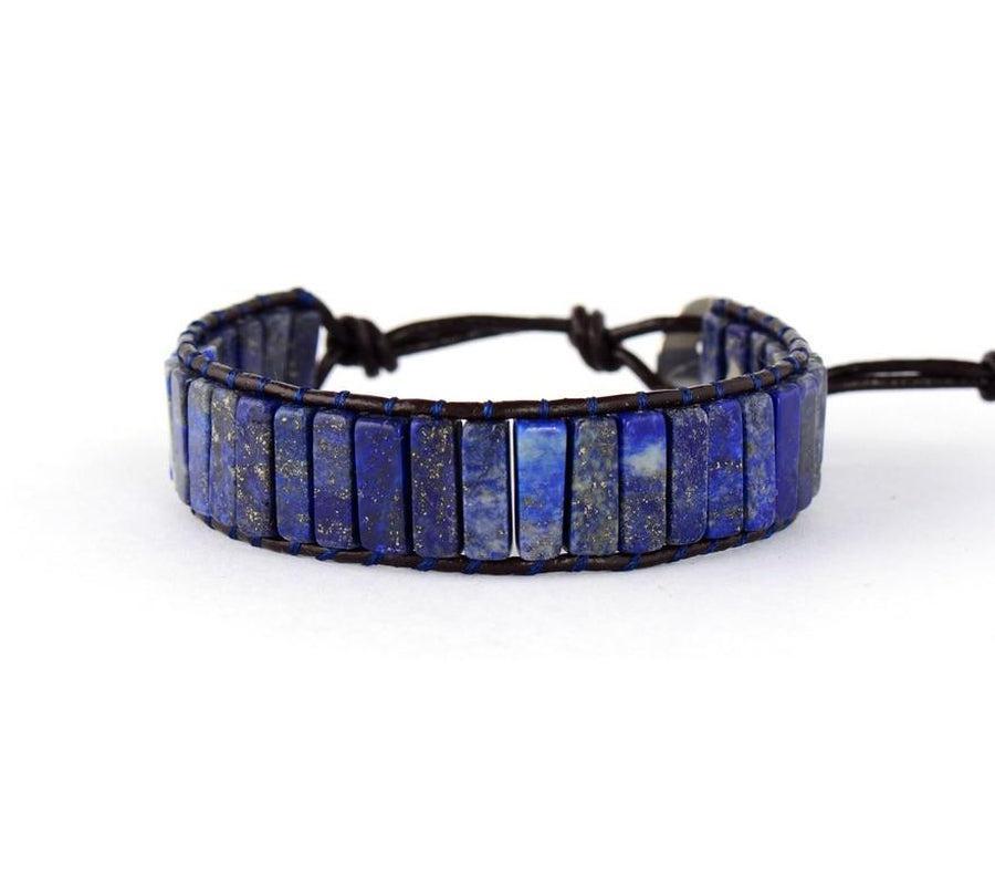 Bracelet manchette en Lapis Lazuli sur fond blanc