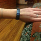 Gros plan sur les pierres taillées du bracelet en cuir