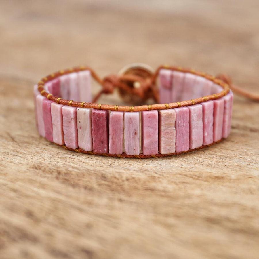 Pierres de rhodonite montées sur cuir, gros plan sur la texture