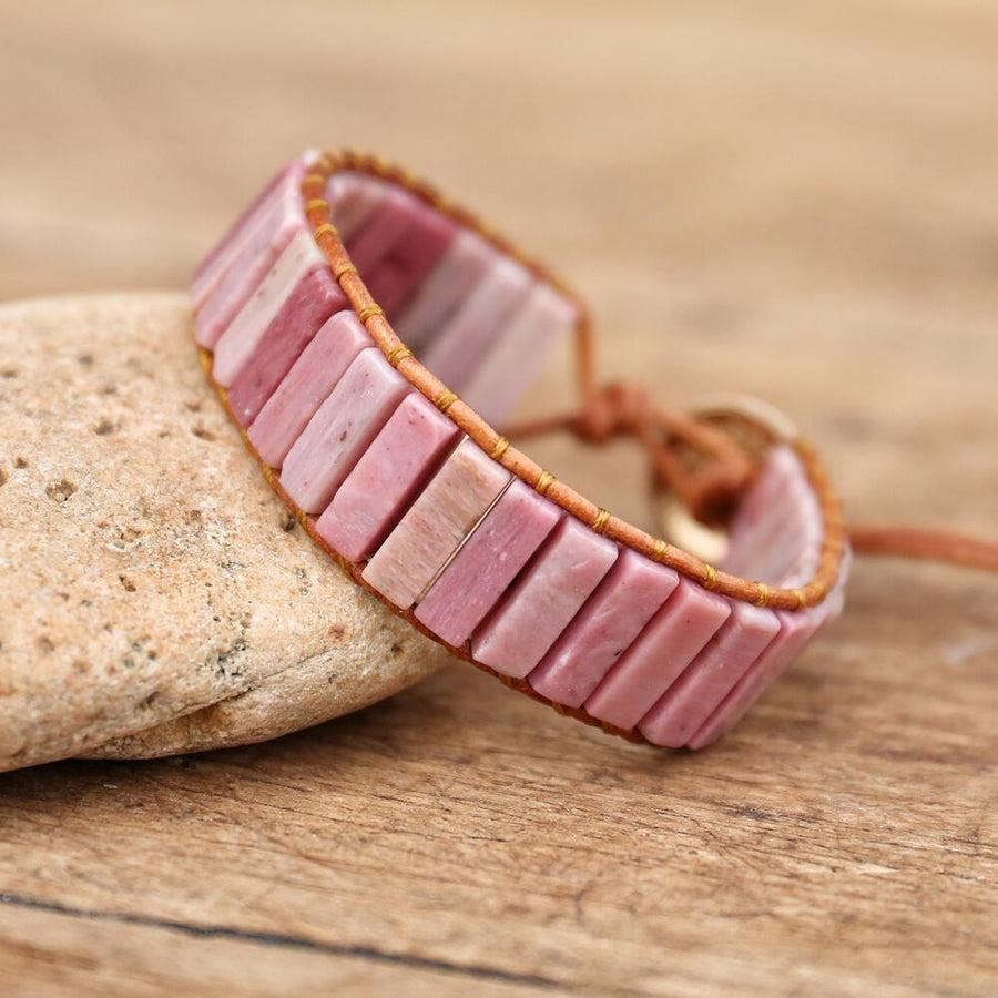 Bracelet en rhodonite sur cuir brun clair, vue de côté