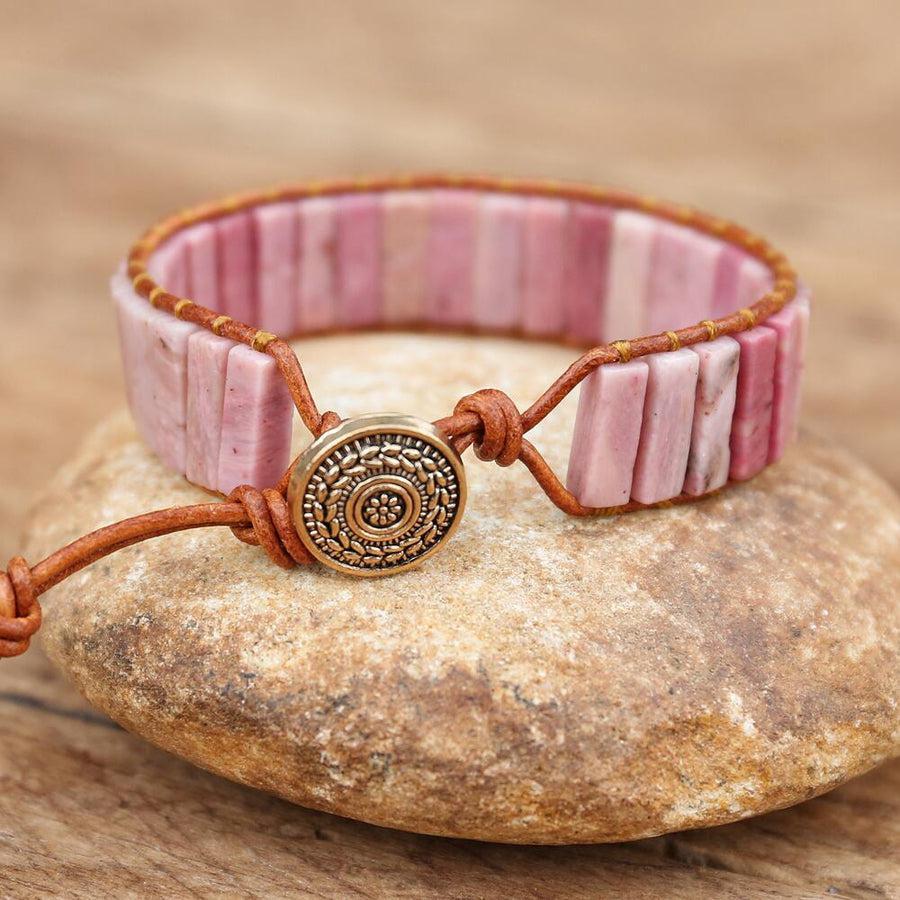Détail des pierres rectangulaires en rhodonite sur le bracelet