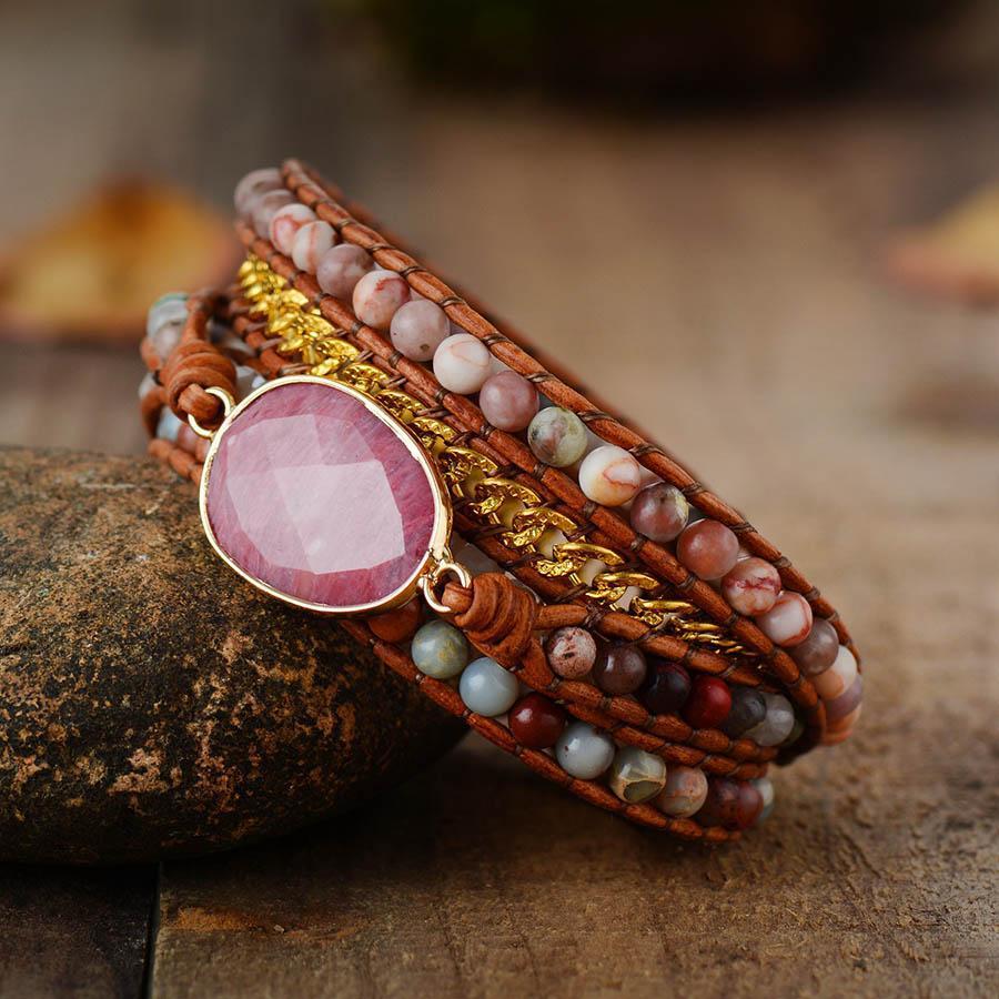 Détail des pierres de Rhodonite assemblées harmonieusement