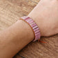 Vue rapprochée du fermoir gravé du bracelet en cuir