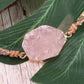 Gros plan sur le bouton Arbre de Vie du bracelet