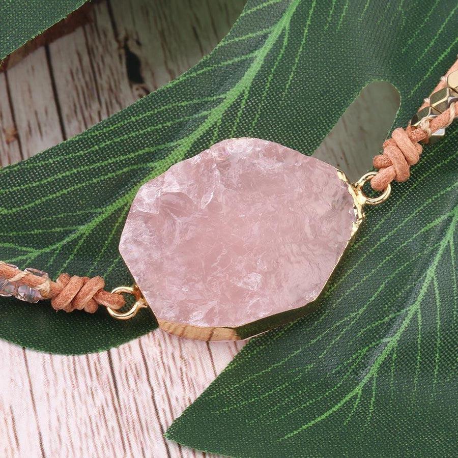 Gros plan sur le bouton Arbre de Vie du bracelet