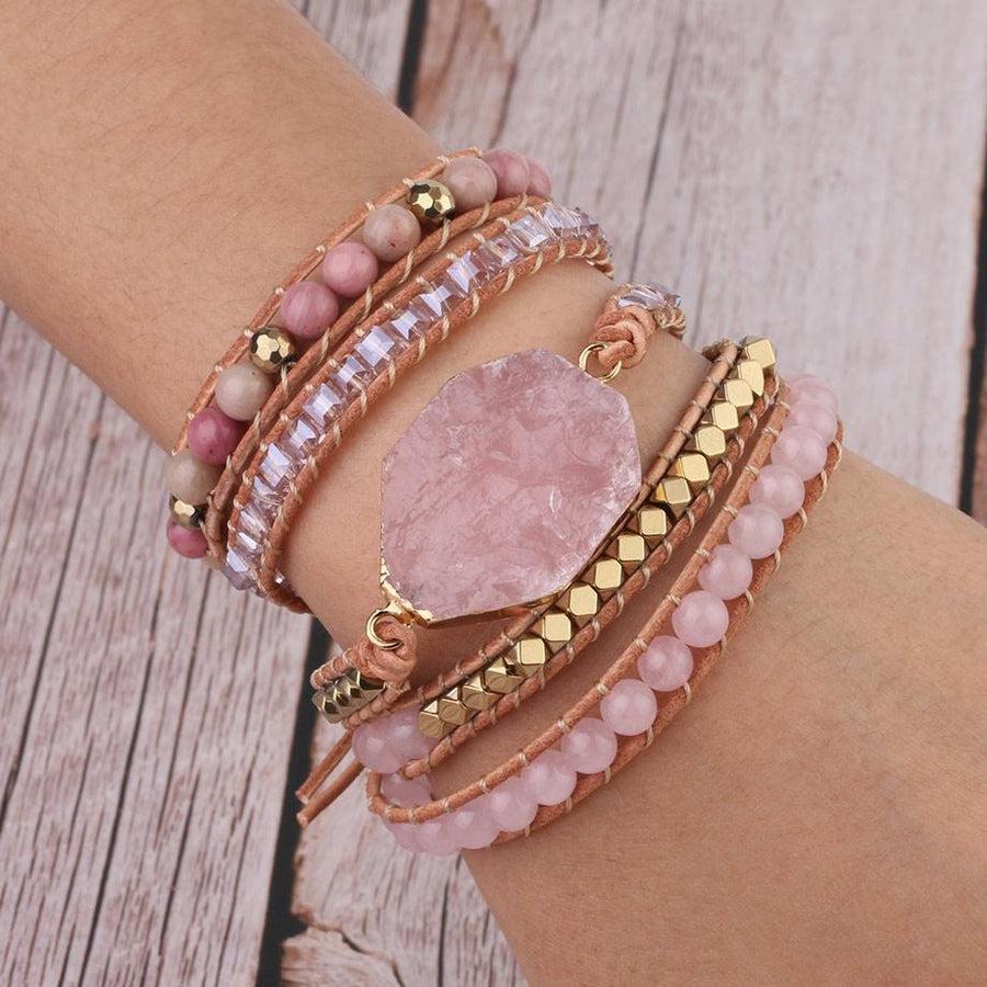 Bracelet enroulé montrant le cuir et les pierres
