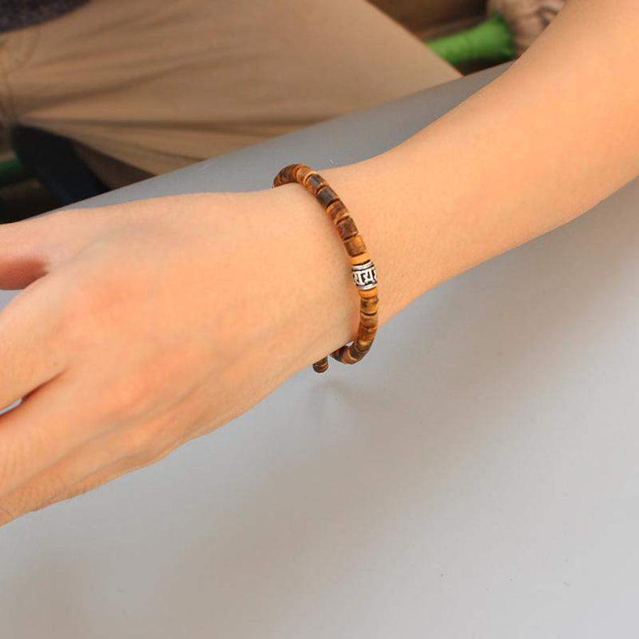 Vue latérale du bracelet montrant le mantra gravé