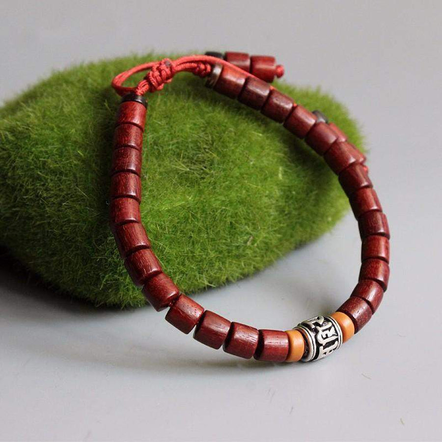 Détail du bracelet avec perle en cuivre gravé