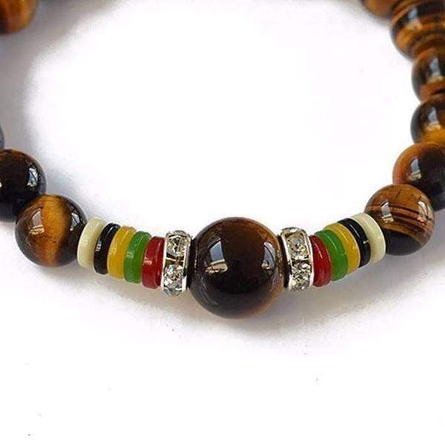 Gros plan sur perles colorées et mantra du bracelet