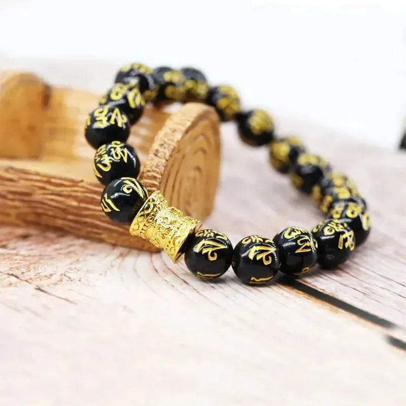 Gros plan sur les perles noires du bracelet