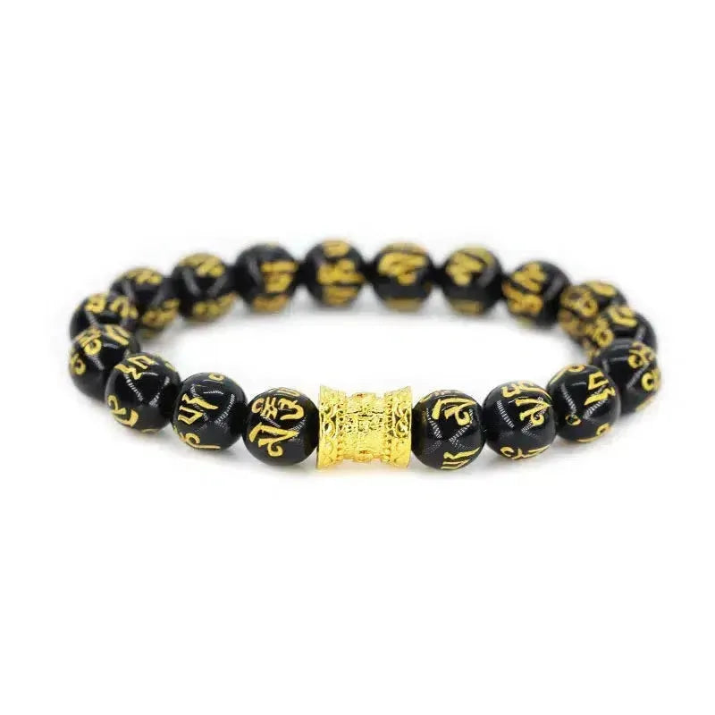 Vue latérale du bracelet tibétain sur fond clair