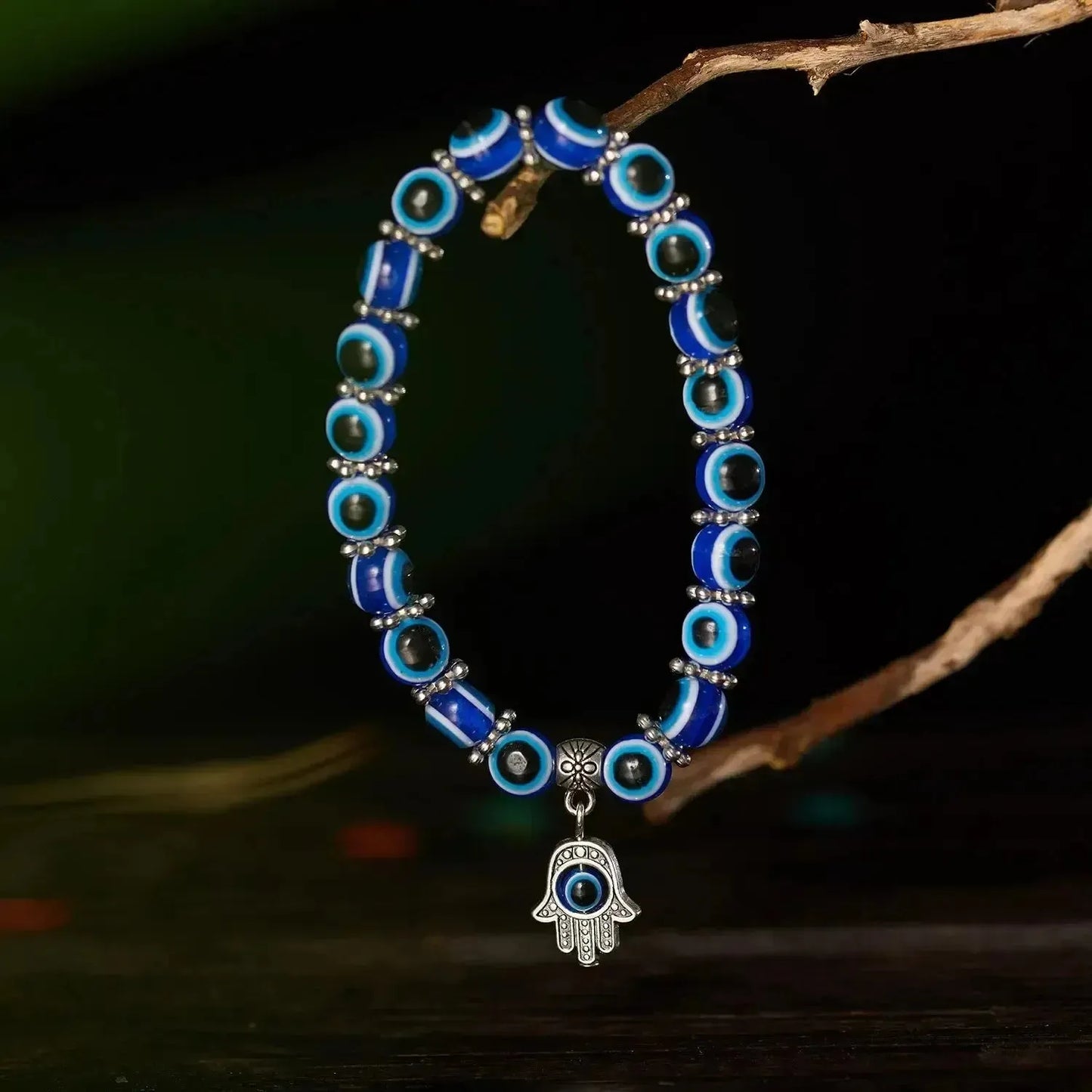 Bracelet avec perles bleues et symbole du mauvais œil