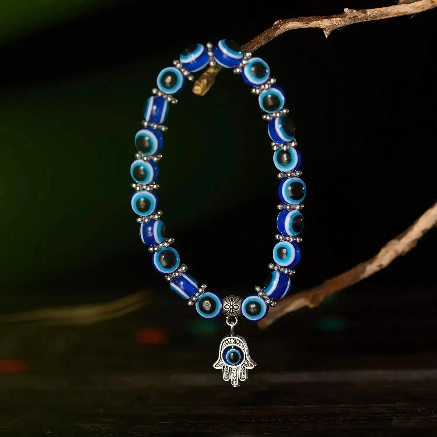 Bracelet avec perles bleues et symbole du mauvais œil