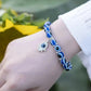 Gros plan sur les perles bleues artisanales du bracelet