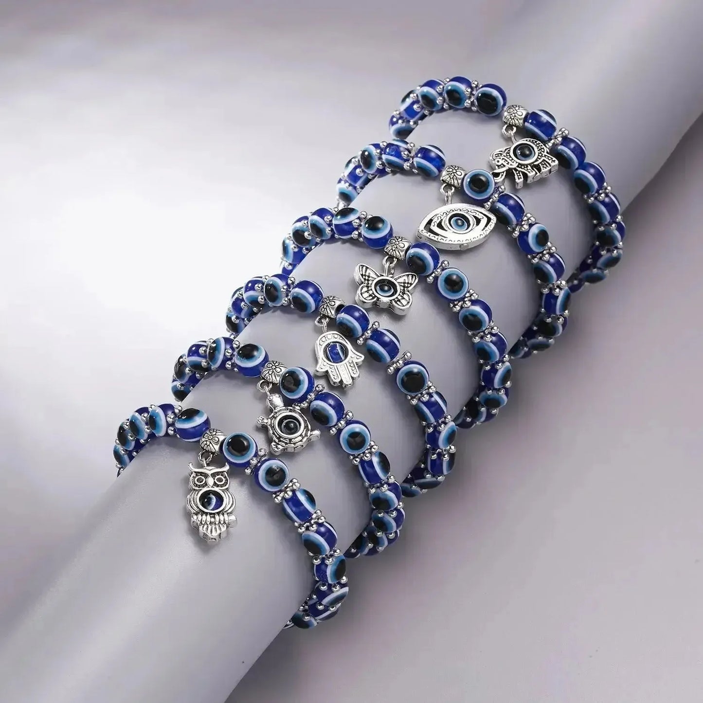 Vue d'ensemble du bracelet protecteur avec charms argentés